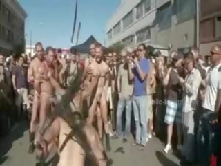 Público plaza com despojado homens prepared para selvagem coarse violento homossexual grupo sexo clipe filme